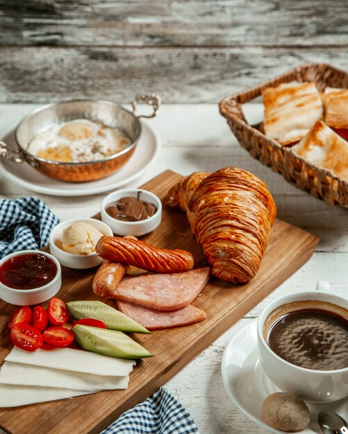 croissant frais saucisses frites du fromage 140725 1261